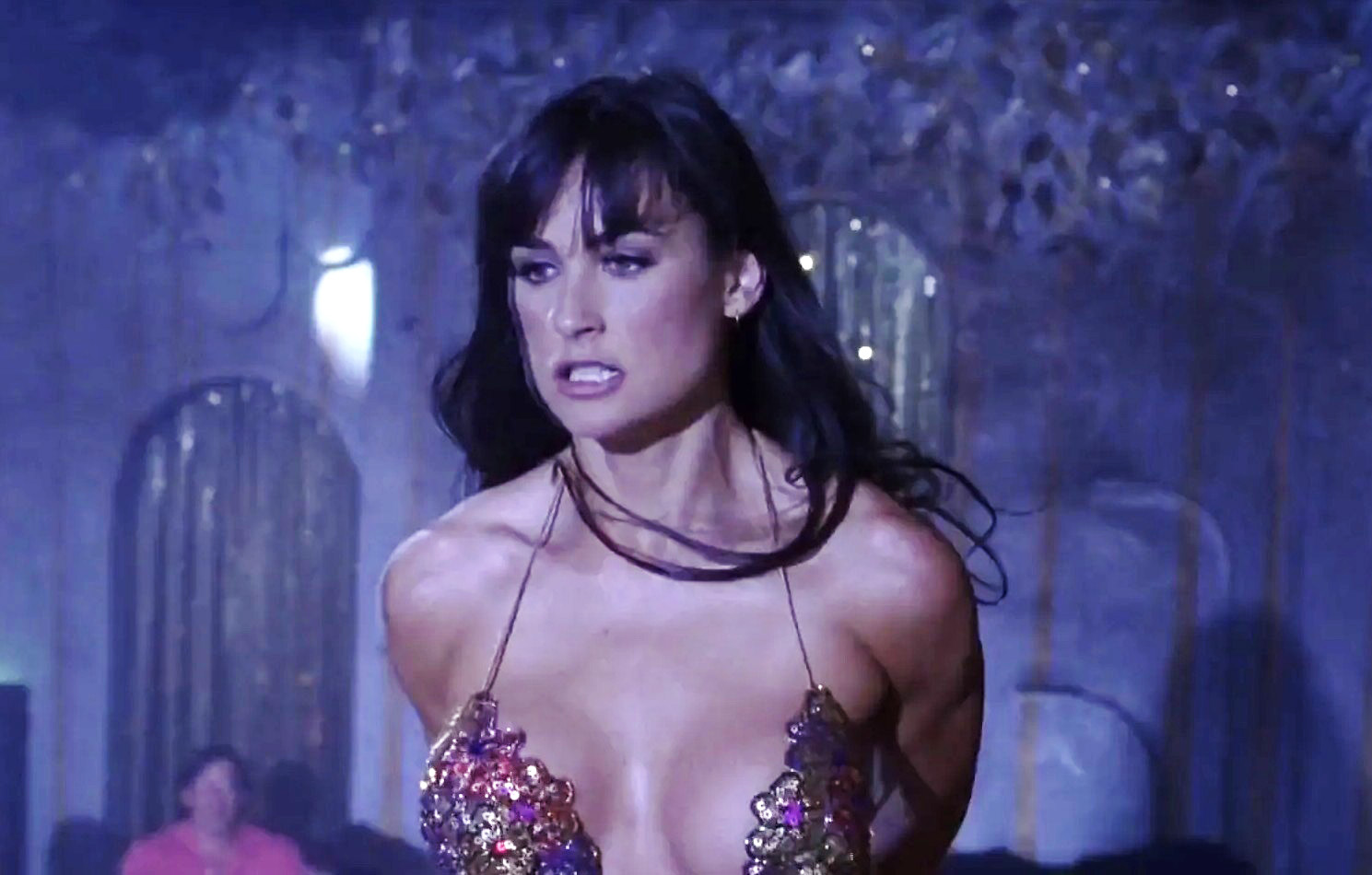 H Demi Moore σε σκηνή από την ταινία Striptease