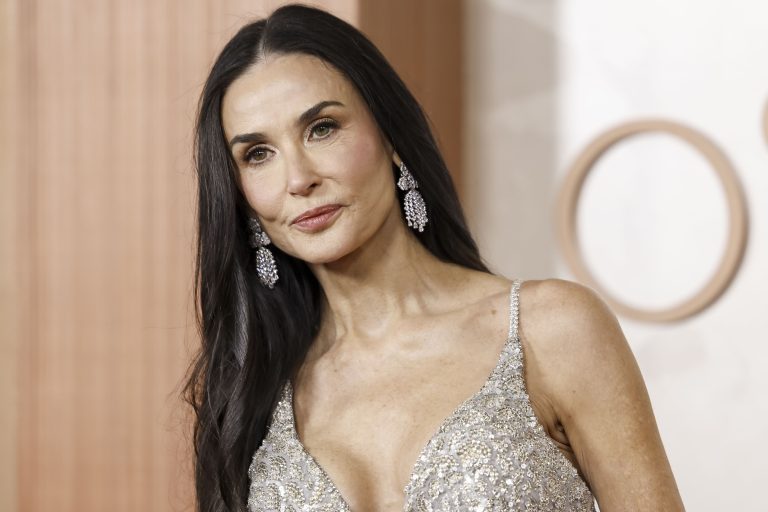 H Demi Moore φθάνει στο κόκκινο χαλί για τα 97α Όσκαρ, στο Dolby Theatre του Χόλιγουντ, στις 2 Μαρτίου 2025.