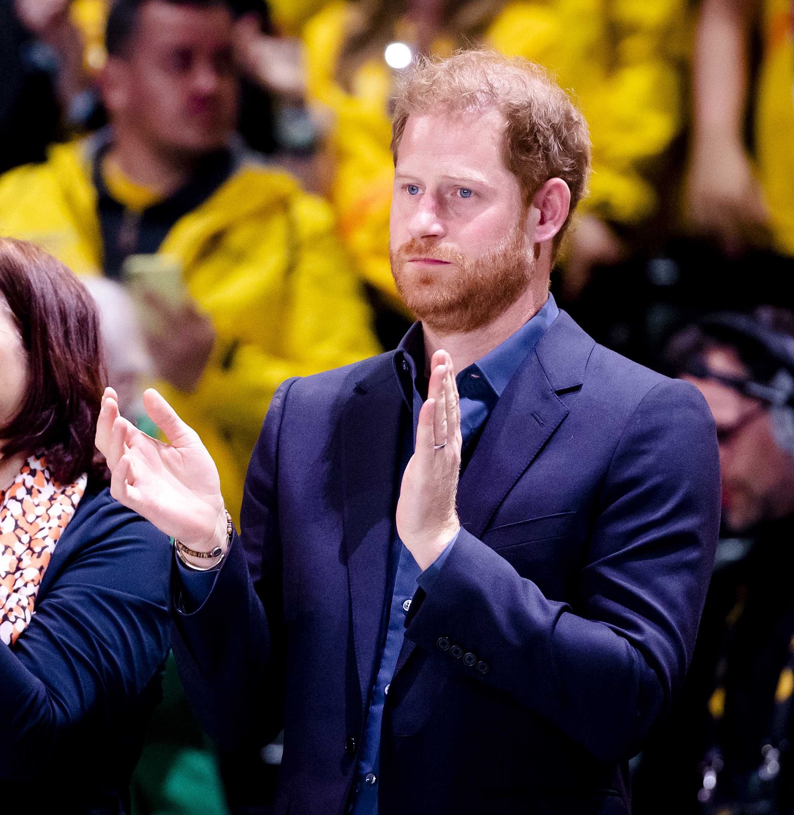 Ο πρίγκιπας Harry στη διάρκεια της απονομής μεταλλίων μετά τους τελικούς του μπάσκετ με αναπηρικά αμαξίδια στο πλαίσιο των Αγώνων Invictus στη Χάγη, 22 Απριλίου 2022