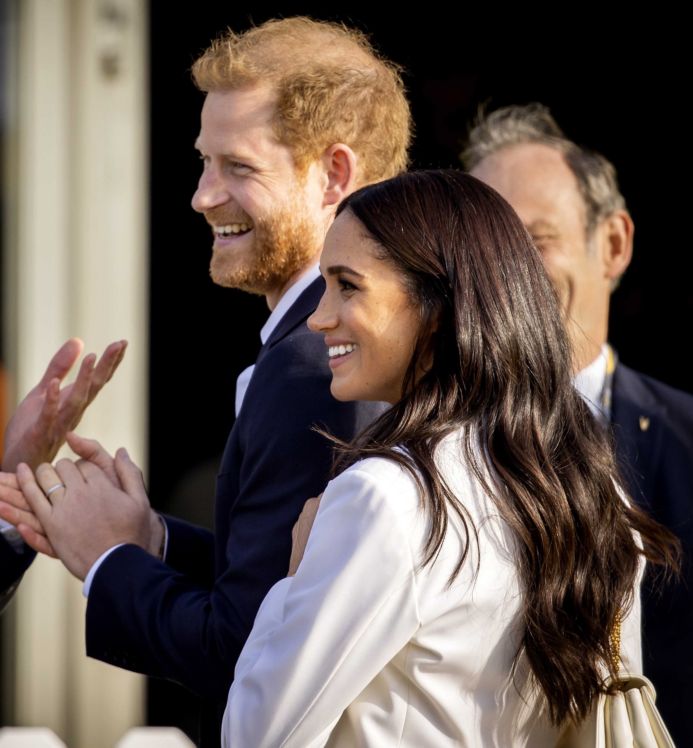 Ο πρίγκιπας Harry και η Meghan Markle φθάνουν στο κίτρινο χαλί πριν από την έναρξη των Αγώνων Invictus στη Χάγη, στις 15 Απριλίου 2022.