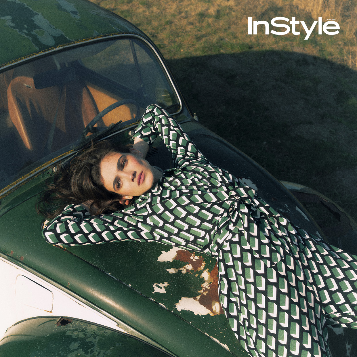 μοντέλο με ολόσωμη φόρμα