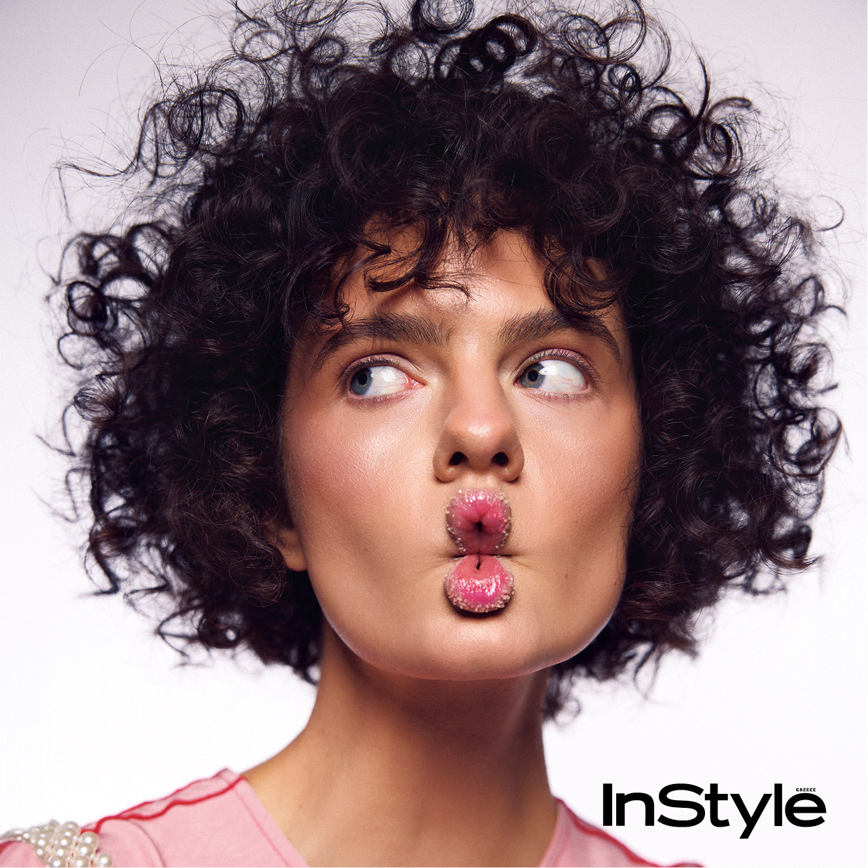 μοντέλο με μπούκλες