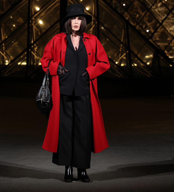 H Isabelle Adjani παρευρέθηκε στο "Le Grand Diner du Louvre" στο Μουσείο του Λούβρου στις 4 Μαρτίου 2025.