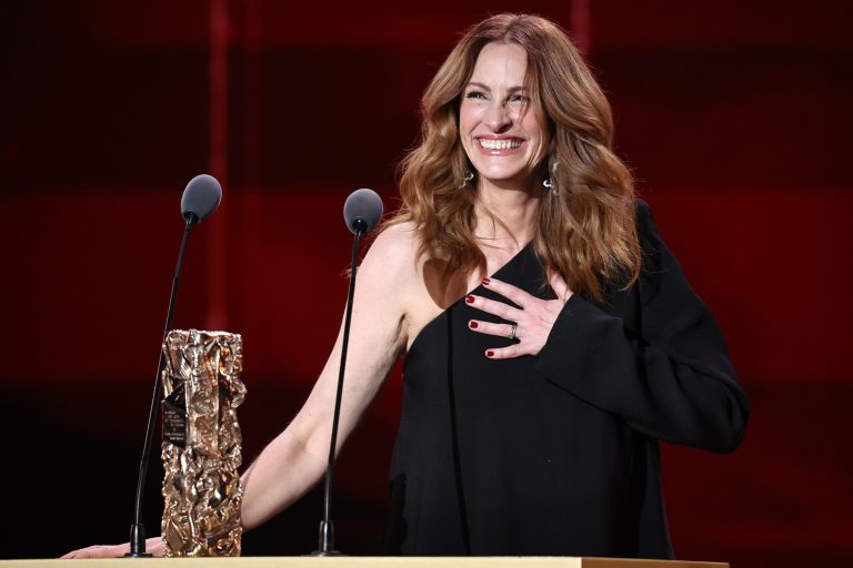 Η Julia Roberts παραλαμβάνει το τιμητικό Cesar της στη διάρκεια της 50ής τελετής στο Olympia, 28 Φεβρουαρίου 2025