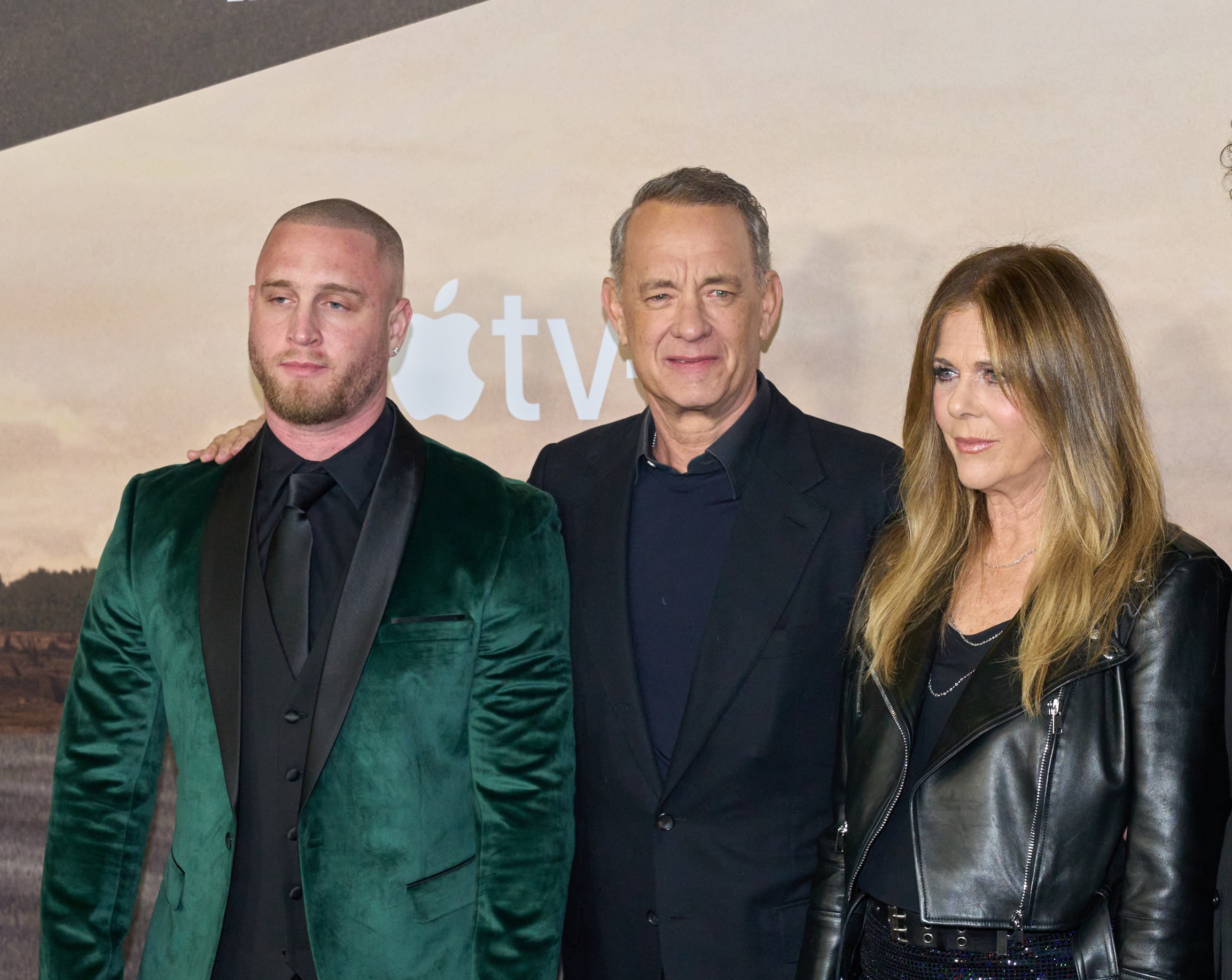 O Chet Hanks με τους γονείς του, Tom Hanks και Rita Wilson στην πρεμιέρα της σειράς "Masters of the Air" στο Regency Village Theatre στο Westwood της Καλιφόρνια, στις 10 Ιανουαρίου 2024.