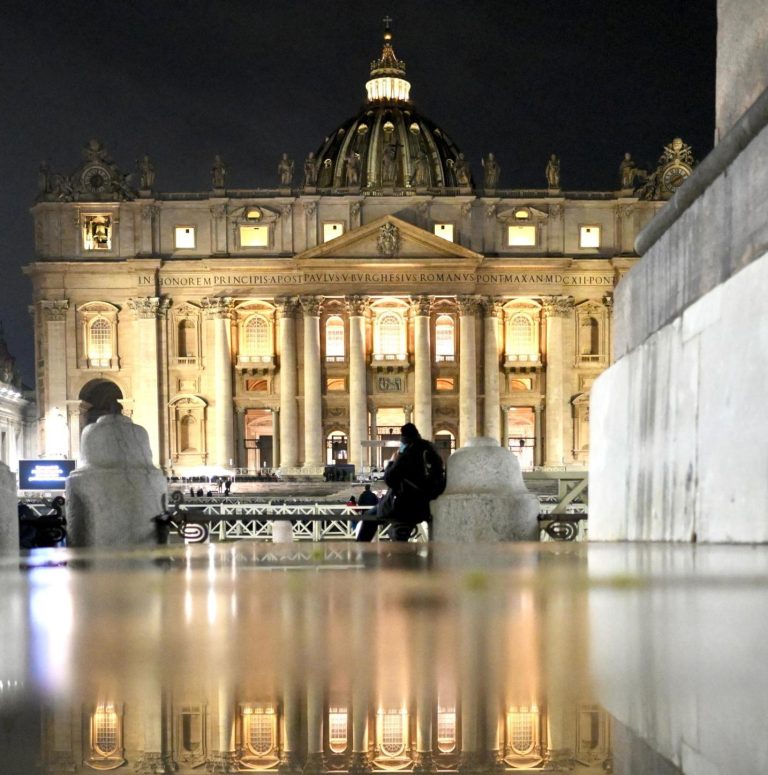 Η Πλατεία του Αγίου Πέτρου στο Βατικανό κατά την αγρυπνία για τον Πάπα Φραγκίσκο, 24 Φεβρουαρίου 2025