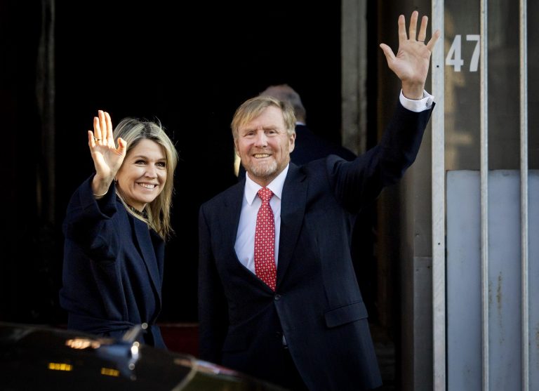 O βασιλιάς Willem-Alexander της Ολλανδίας και η βασίλισσα Maxima φθάνουν στο παλάτι για τη δεξίωση της νέας χρονιάς στο Άμστερνταμ, στις 13 Ιανουαρίου 2025
