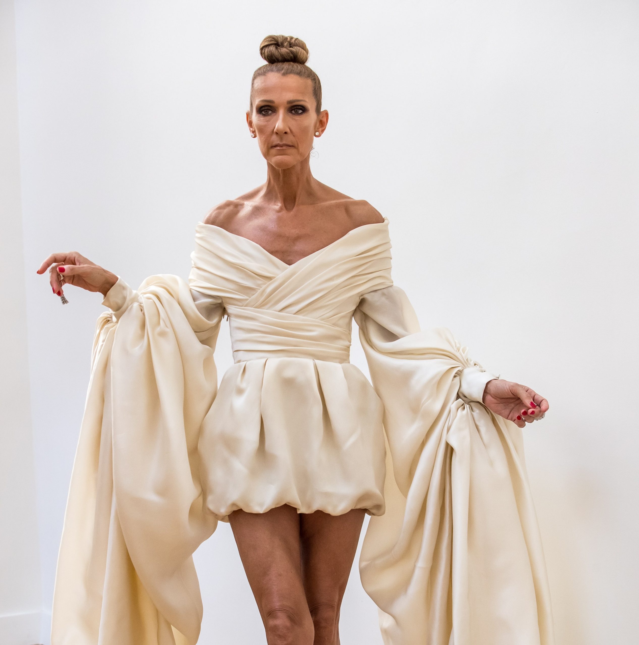 H Celine Dion ποζάρει για φωτογράφους καθώς παρευρίσκεται στην επίδειξη μόδας του Alexandre Vauthier Fall/Winter 2019/20 Haute Couture στην Εβδομάδα Μόδας στο Παρίσι, στις 2 Ιουλίου 2019