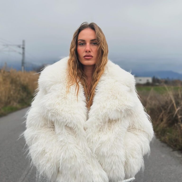 Η Κατερίνα Δαλάκα με λευκή γούνα