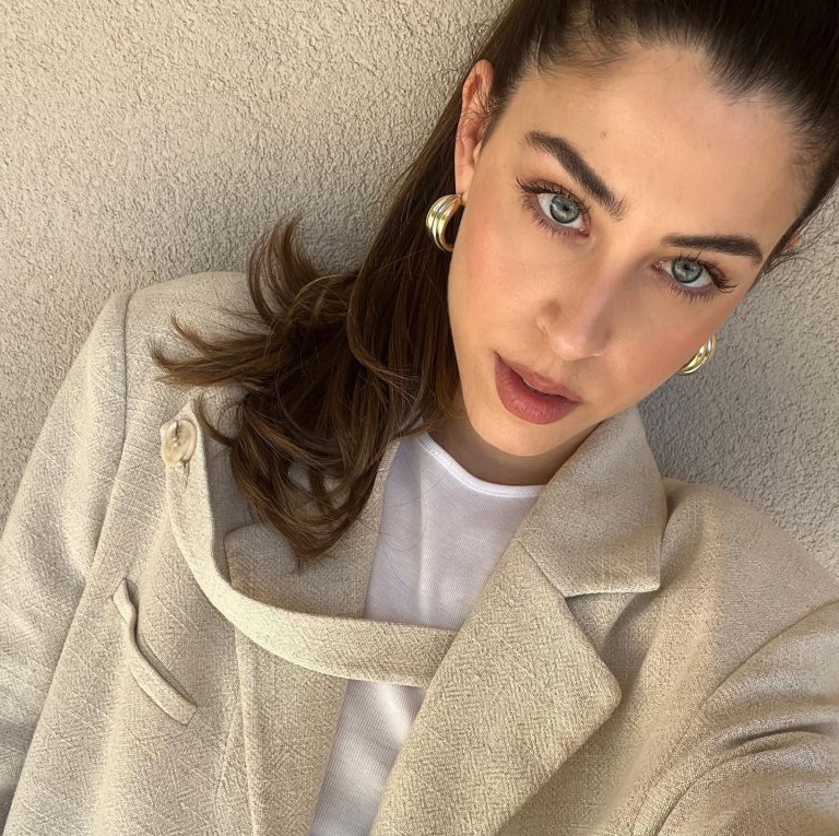 Η τραγουδίστρια Demy