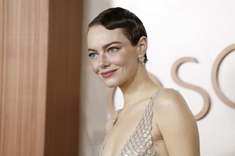 H Emma Stone φθάνει στο κόκκινο χαλί της 97ης τελετής απονομής των Όσκαρ, στις 2 Μαρτίου 2025