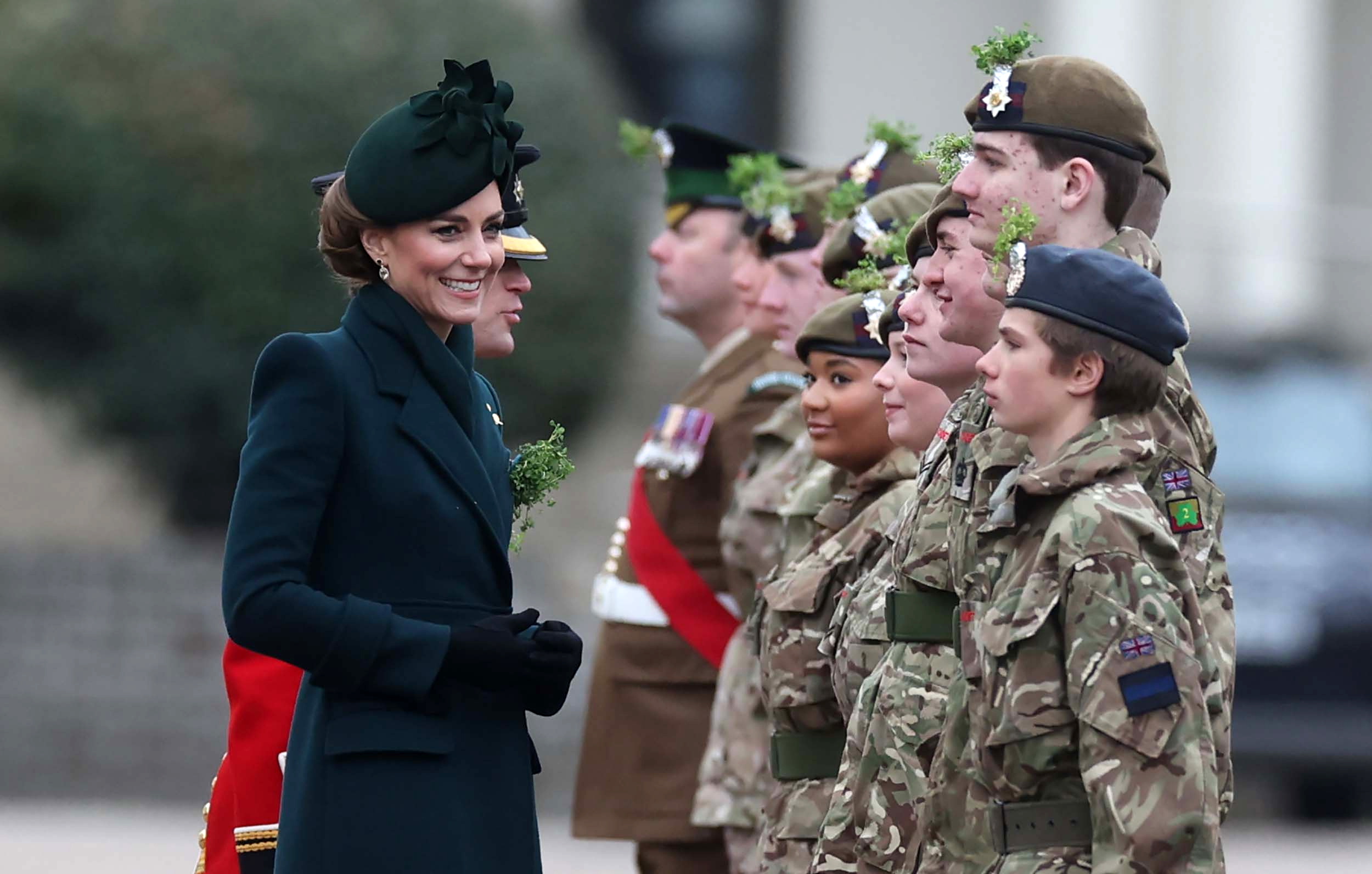 H Kate Middleton μιλά με στρατιώτες κατά την παραδοσιακή παρέλαση για τον Άγιο Πατρίκιο της Ιρλανδικής Φρουράς στα Wellington Barracks στο Λονδίνο, στις 17 Μαρτίου 2025.