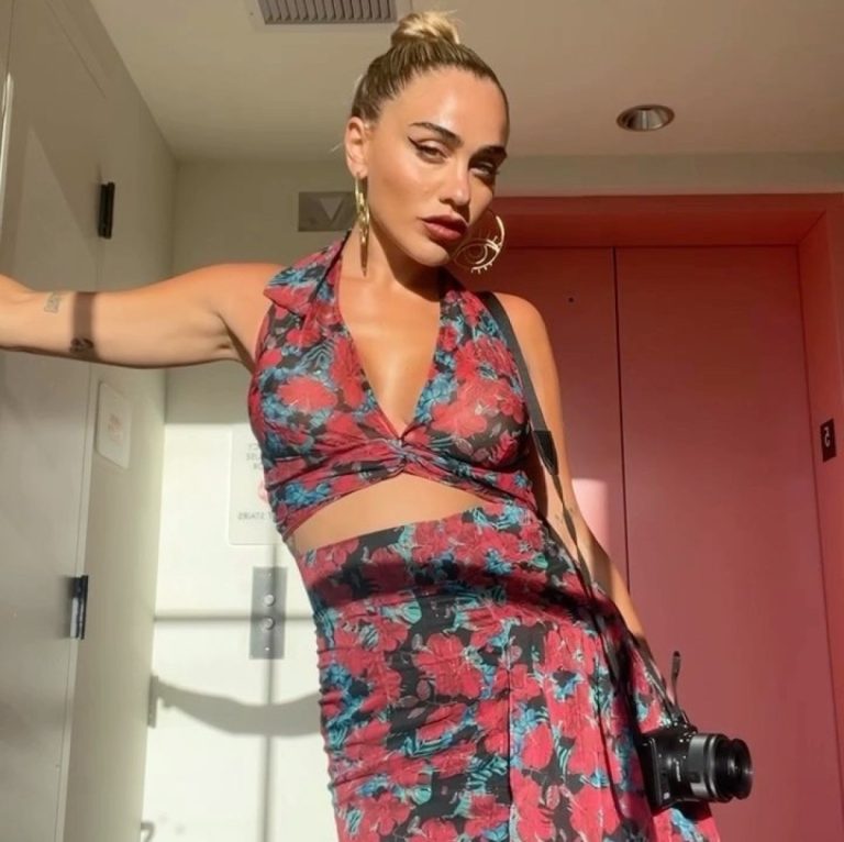 Η Κόνι Μεταξά με floral σετ