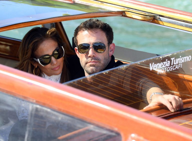 O Ben Affleck και η Jennifer Lopez φθάνουν στο αεροδρόμιο της Βενετίας στη διάρκεια του 78ου Κινηματογραφικού Φεστιβάλ Βενετίας, στις 9 Σεπτεμβρίου 2021