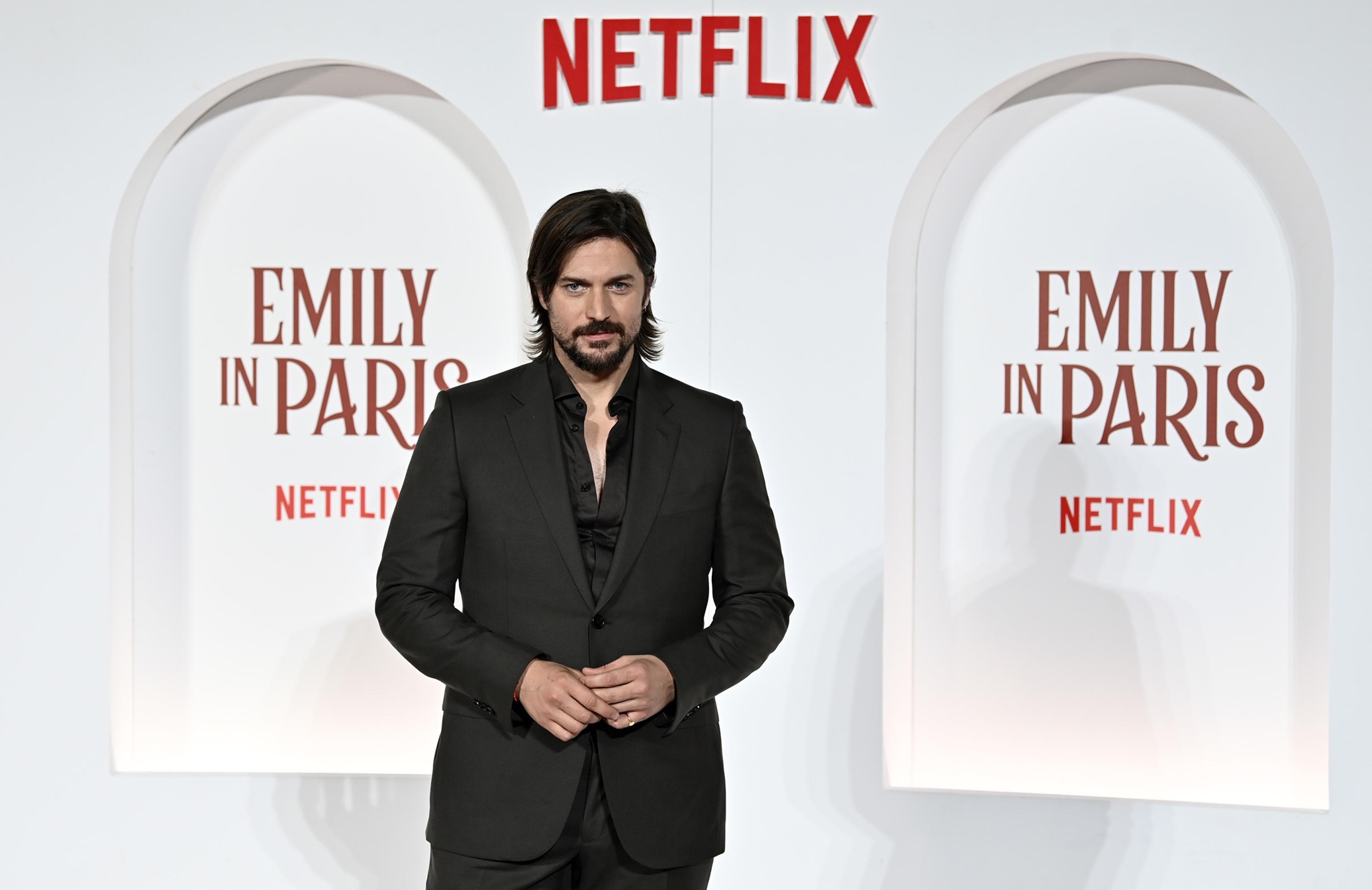 O Lucas Bravo ποζάρει στην παρουσίαση της τέταρτης σεζόν της σειράς "Emily in Paris" στη Ρώμη, στις 10 Σεπτεμβρίου 2024.