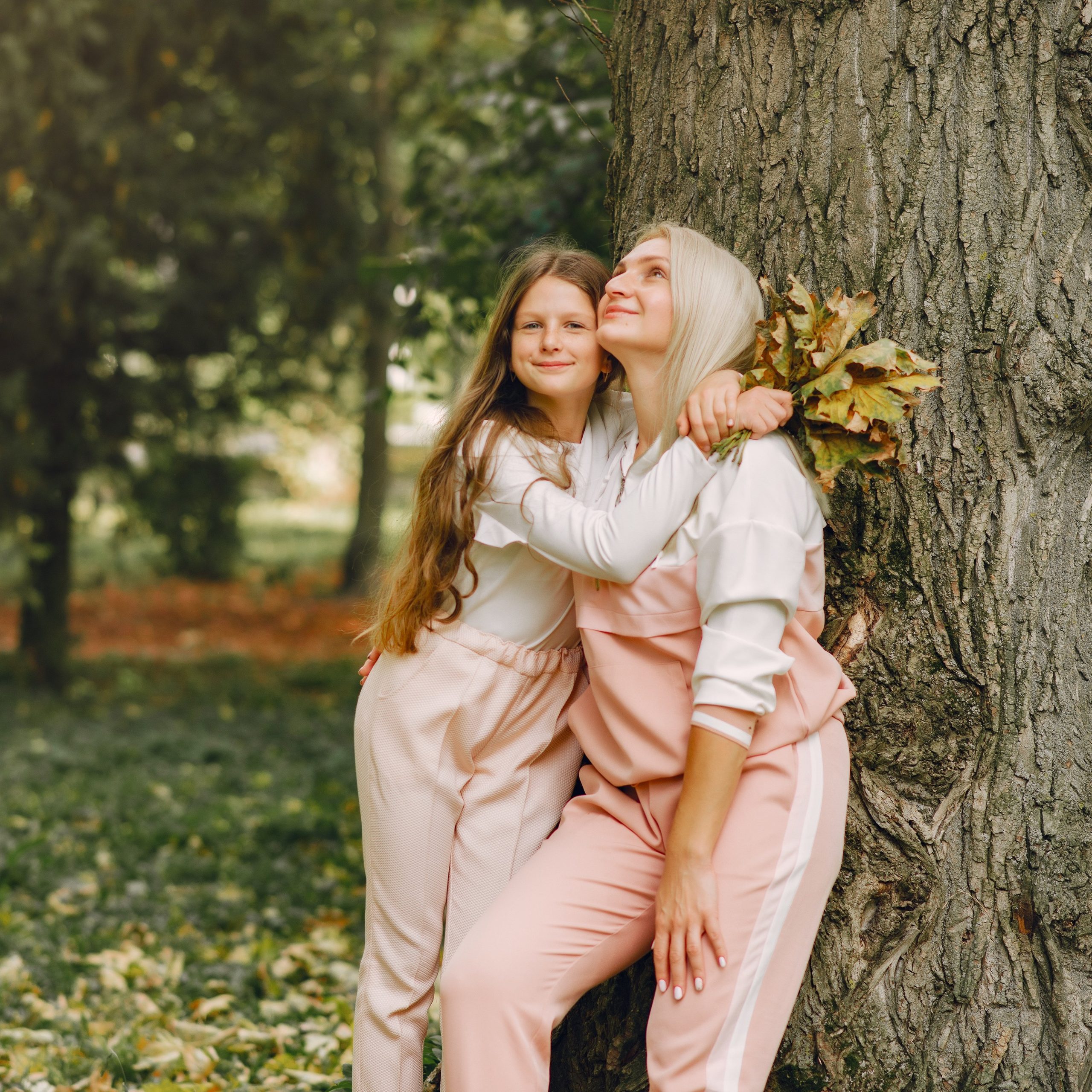 Μαμά και κόρη στο πάρκο
