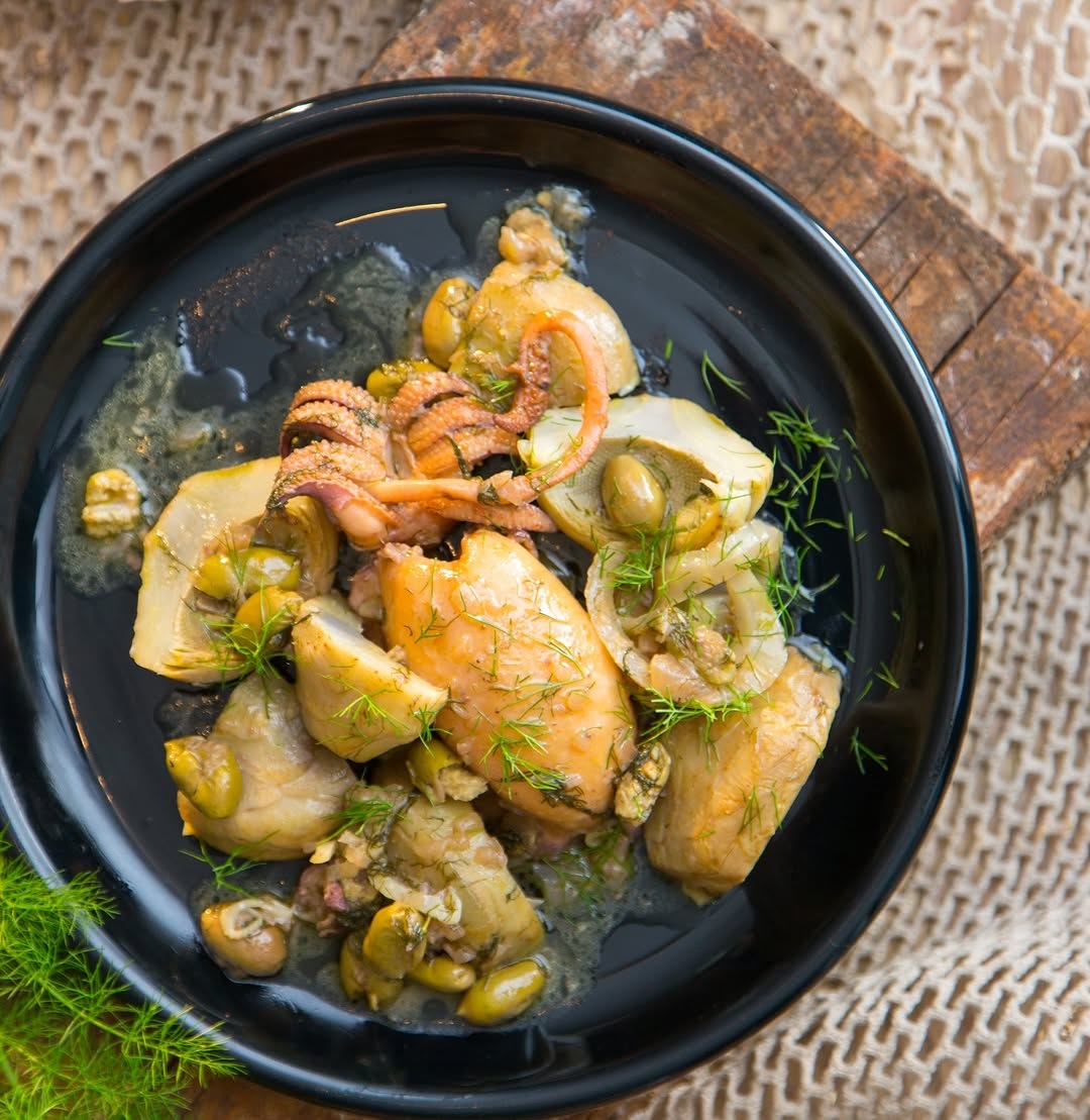 Σουπιές με αγγινάρες από τη Μυρσίνη Λαμπράκη