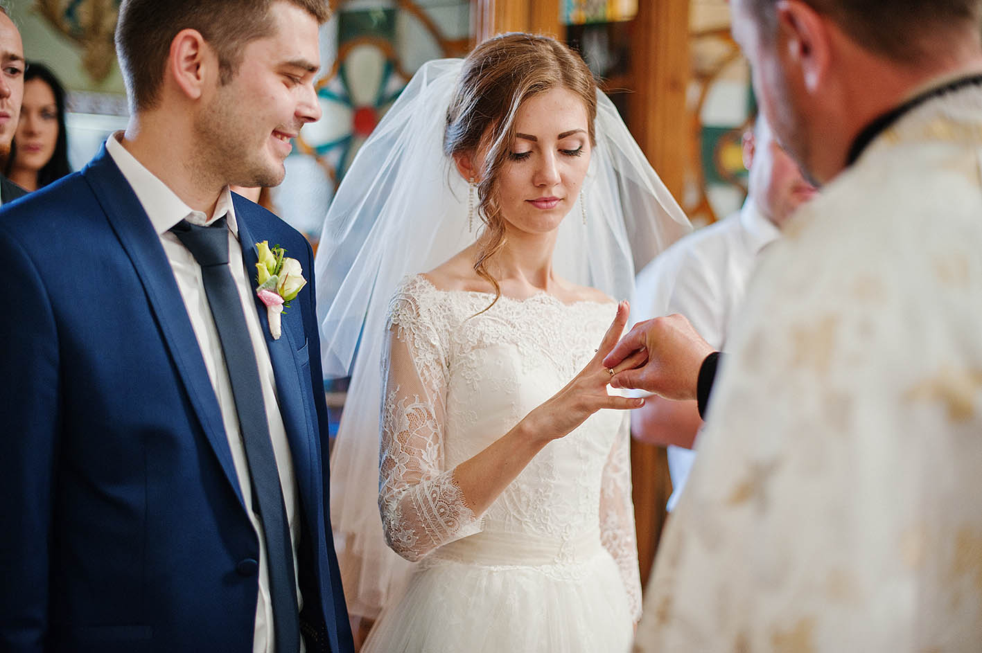 Ζευγάρι παντρεύεται σε εκκλησία