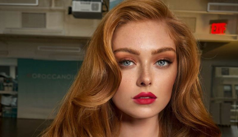 Γυναίκα με κόκκινα μαλλιά - βαφή μαλλιών