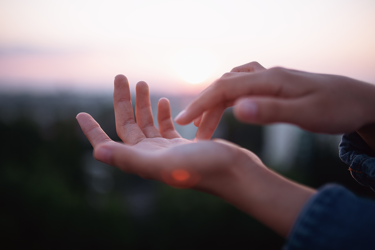 Γυναικεία χέρια η μία παλαμη δίπλα στην άλλη