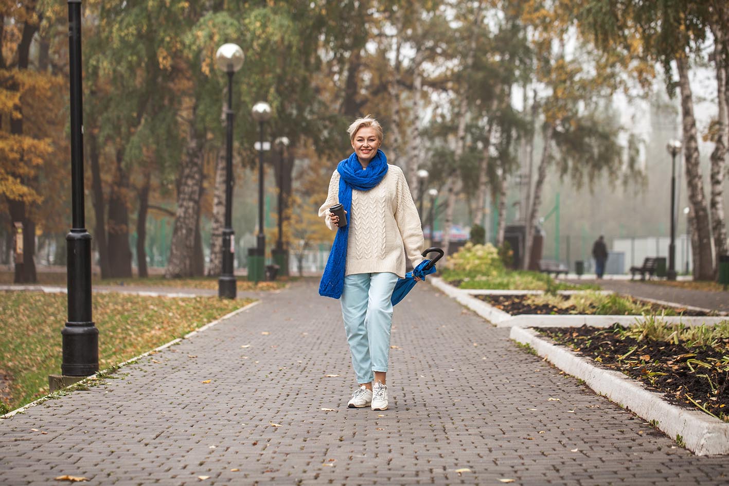 Γυναίκα μέσης ηλικίας περπατά στο πάρκο