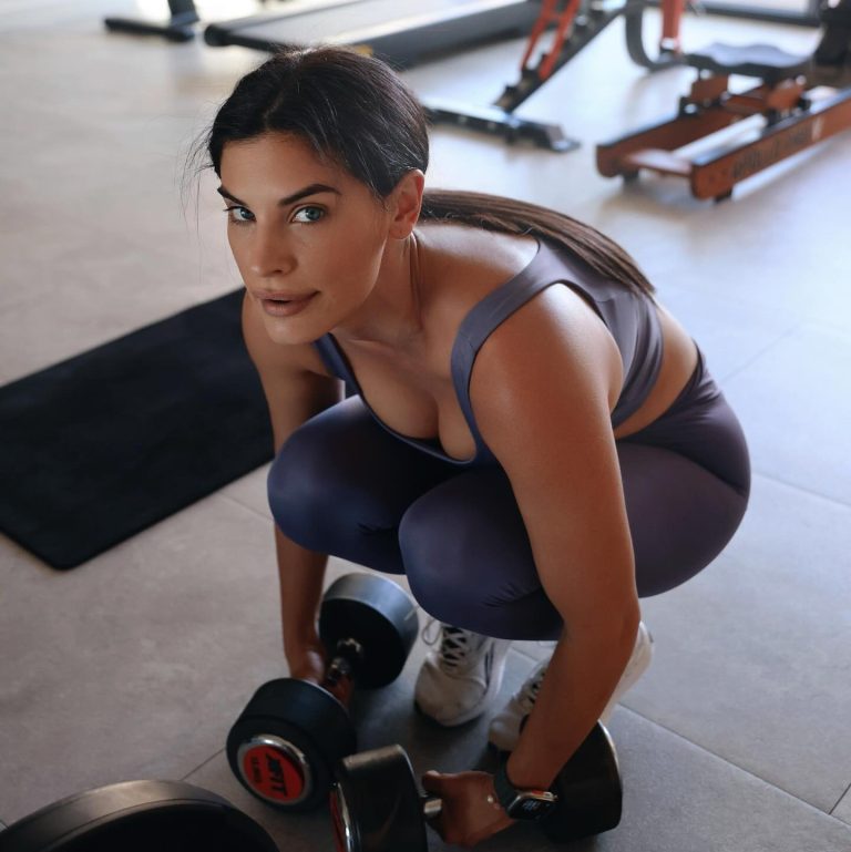 Η Χριστίνα Μπόμπα γυμνάζεται