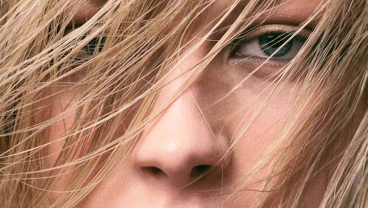 H Alexandra Carstairs σε κοντινό shooting