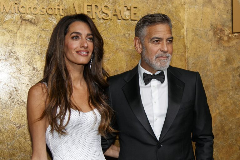 Ο George Clooney και η Amal Clooney στο κόκκινο χαλί για τα "The Albies", που διοργανώνει το Clooney Foundation for Justice, στη Νέα Υόρκη, 28 Σεπτεμβρίου 2023