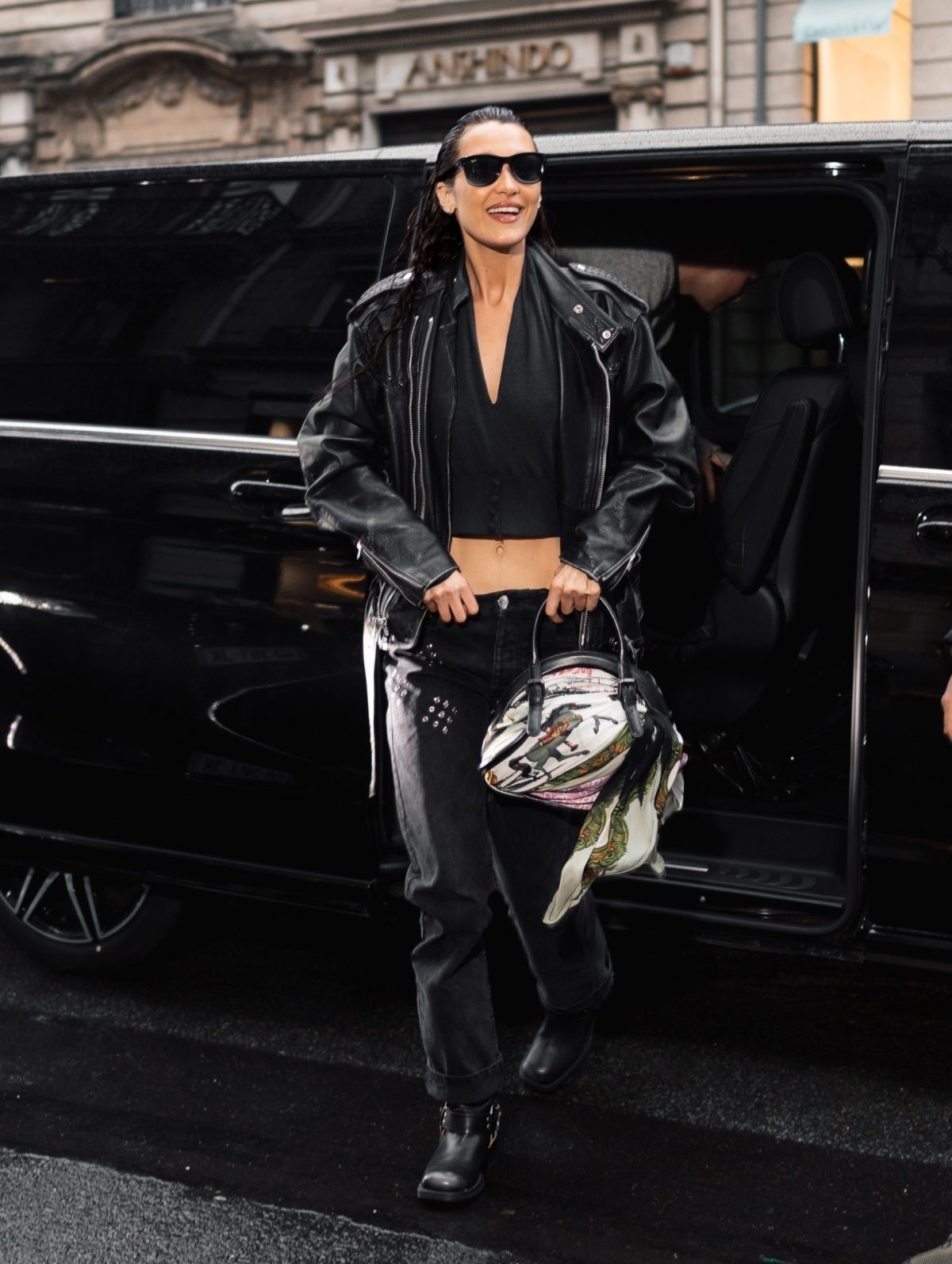 bella hadid με diesel τσάντα