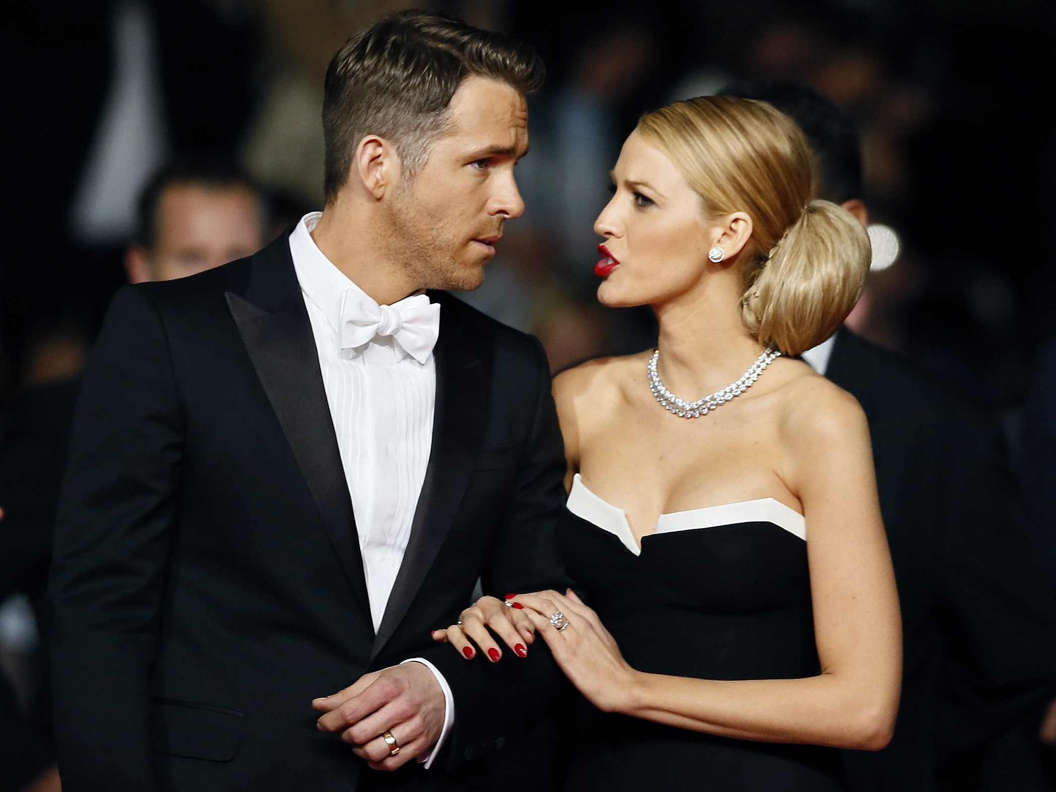 H Blake Lively και ο σύζυγός της, Ryan Reynolds, φθάνουν για την προβολή του Captives στη διάρκεια του 67ου Φεστιβάλ Καννών, στις 16 Μαΐου 2014
