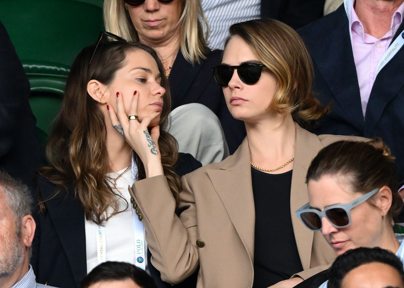 H Minke και η Cara Delevingne παρακολουθούν την την όγδοη ημέρα του Πρωταθλήματος Τένις του Γουίμπλεντον στο All England Lawn Tennis and Croquet Club στις 10 Ιουλίου 2023 στο Λονδίνο.