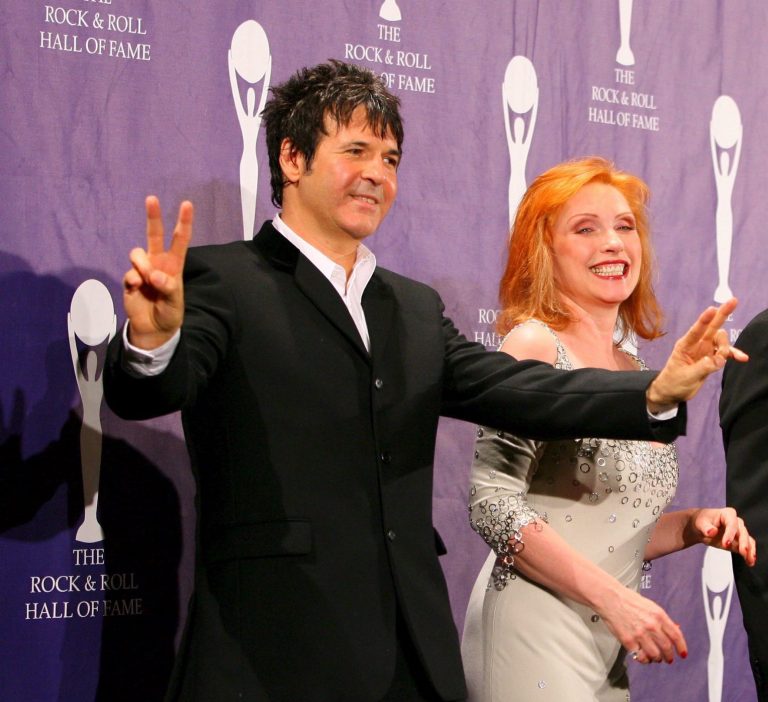 O Clem Burke και η Debbie Harry των Blondie ποζάρουν στα παρασκήνια στην τελετή του Rock And Roll Hall of Fame στο Waldorf-Astoria Hotel στη Νέα Υόρκη, 13 Μαρτίου 2006
