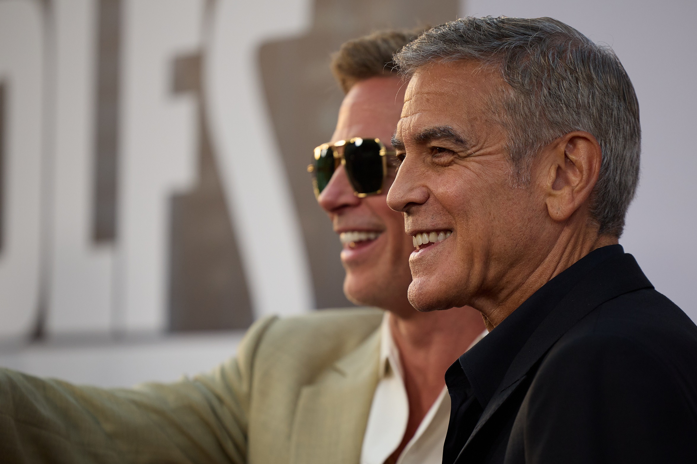 O Brad Pitt και ο George Clooney στην πρεμιέρα της ταινίας τους "Wolfs" στο TCL Chinese Theatre στο Λος Άντζελες, στις 18 Σεπτεμβρίου 2024