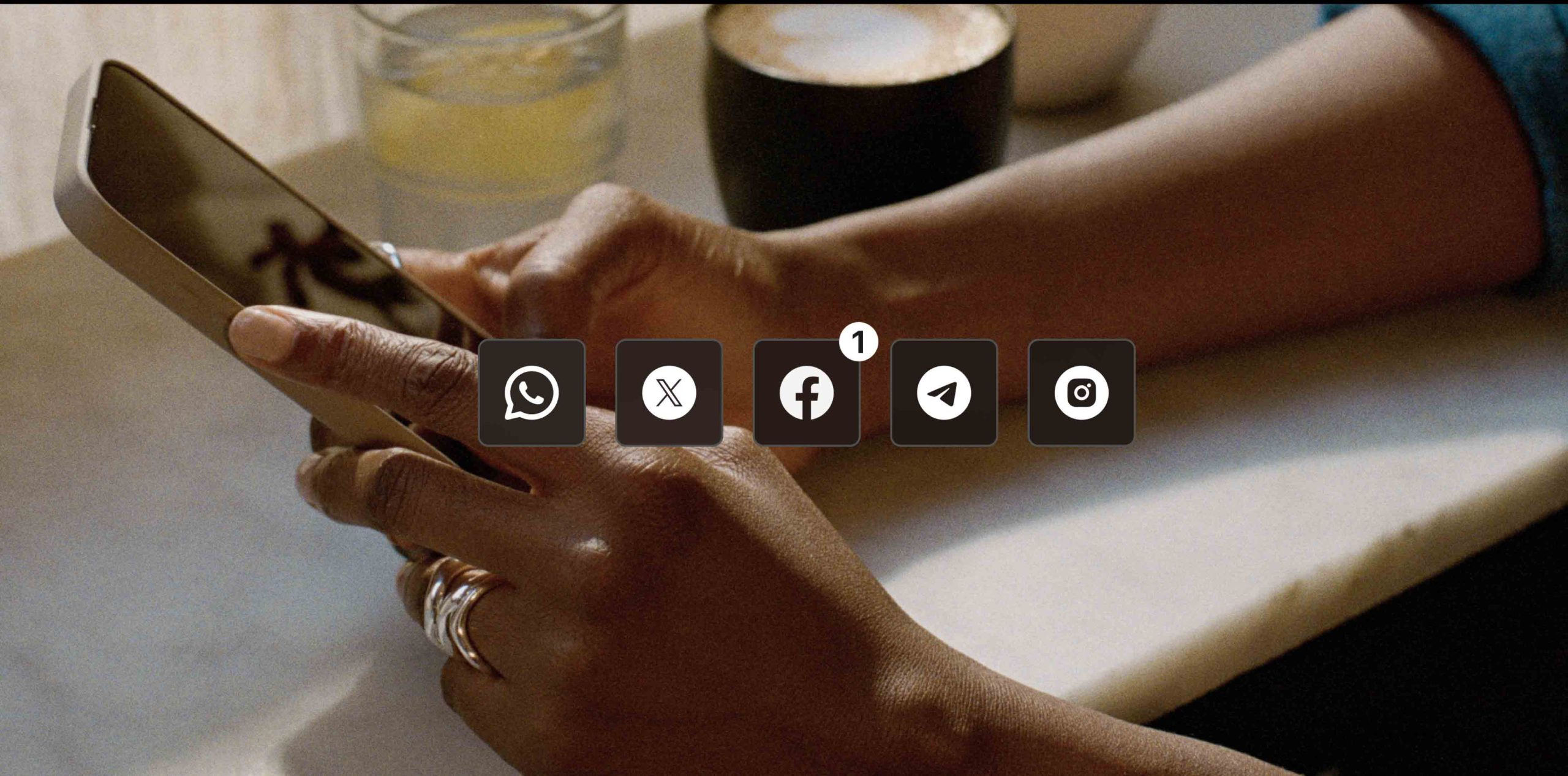 Χέρια και τηλέφωνο για το κόνσεπτ της έρευνας για την Καταναλωτική Ασφάλεια και το Οικονομικό Έγκλημα