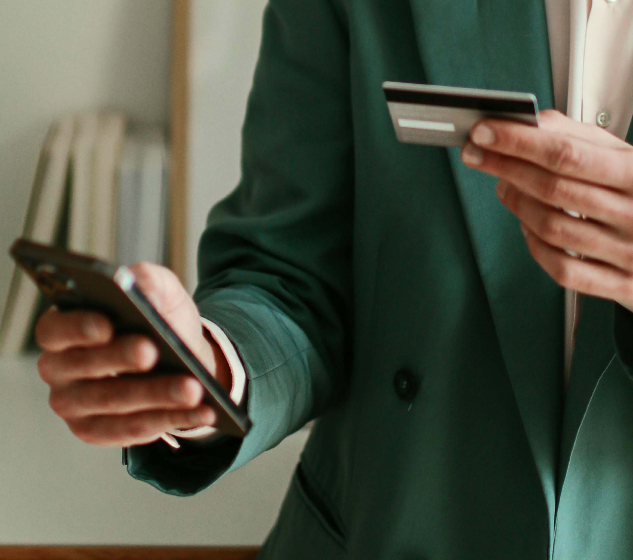 Ένας άνδρας κρατά στο ένα χέρι την κάρτα και στην άλλη τηλέφωνο