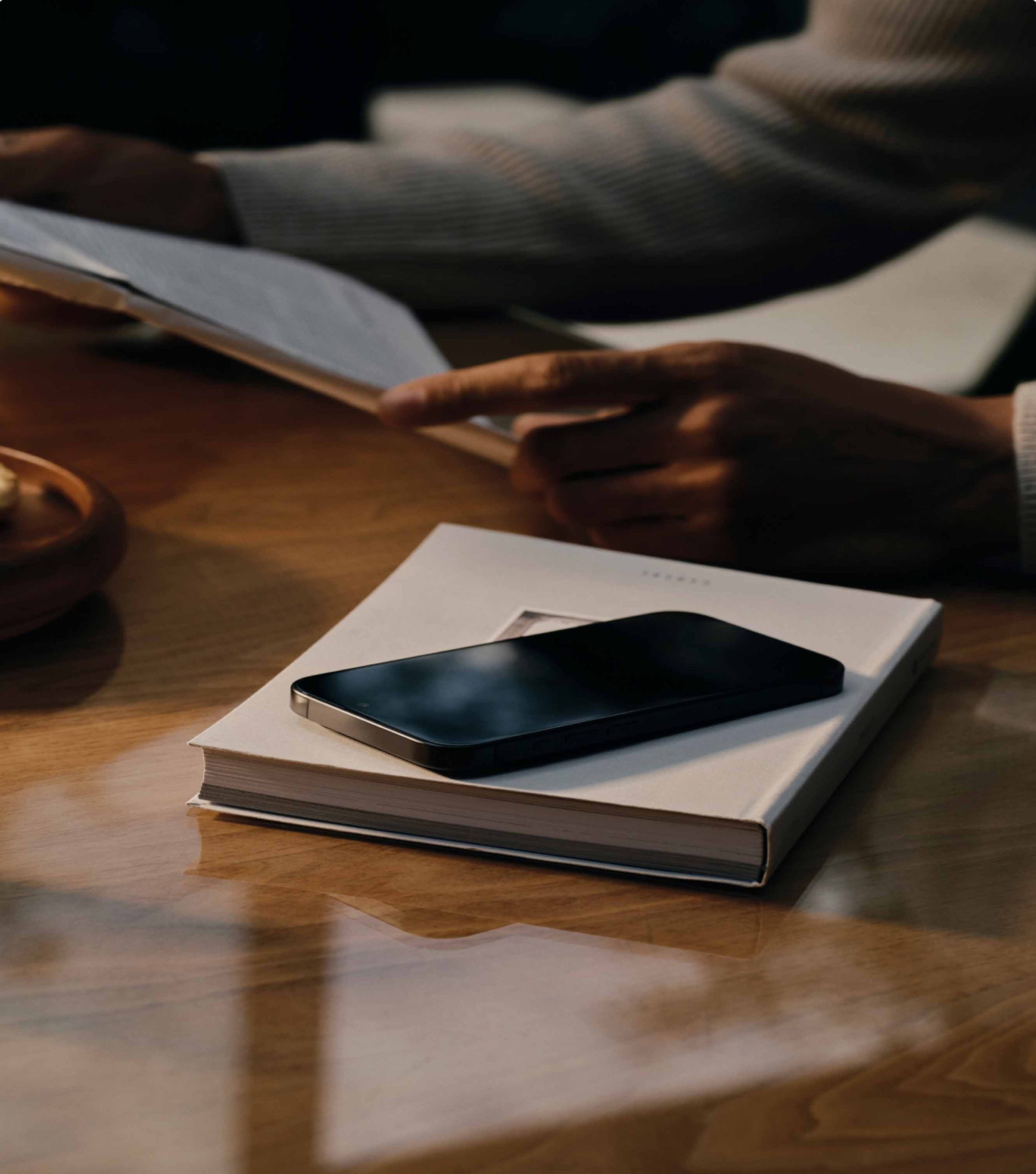 Χέρια και τηλέφωνο για το κόνσεπτ της έρευνας για την Καταναλωτική Ασφάλεια και το Οικονομικό Έγκλημα