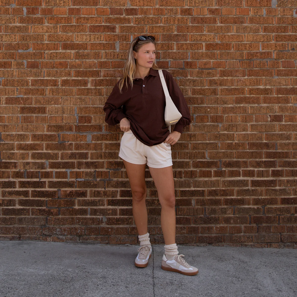 Κορίτσι με Sneakers σε παλ χρώμα