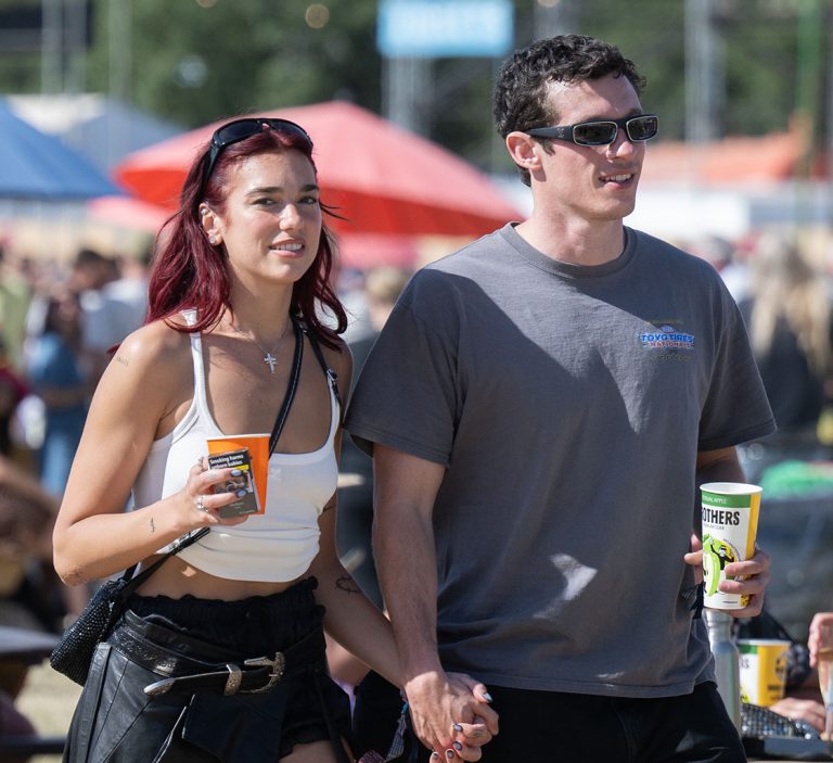 H Dua Lipa και ο Callum Turner κατά τη διάρκεια της τέταρτης ημέρας του Φεστιβάλ Glastonbury 2024 στο Worthy Farm, Pilton στις 29 Ιουνίου 2024 στο Glastonbury της Αγγλίας.