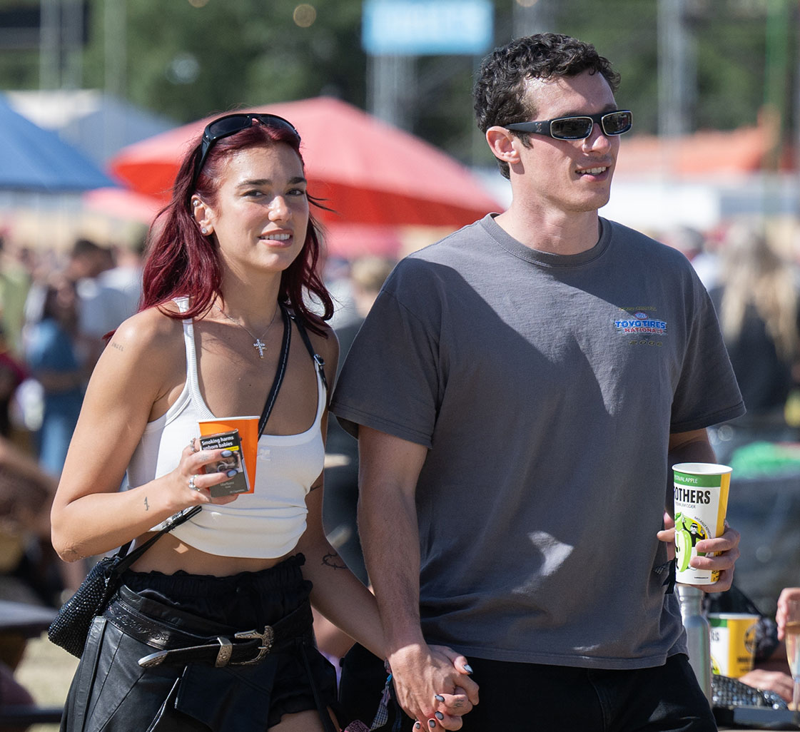 H Dua Lipa και ο Callum Turner κατά τη διάρκεια της τέταρτης ημέρας του Φεστιβάλ Glastonbury 2024 στο Worthy Farm, Pilton στις 29 Ιουνίου 2024 στο Glastonbury της Αγγλίας.