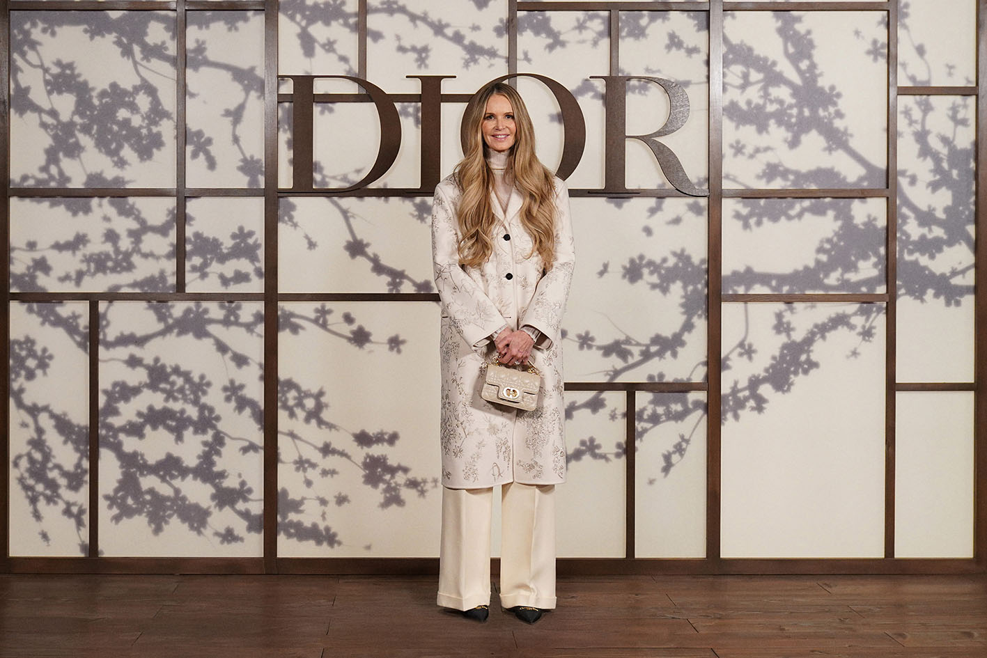 H Elle Macpherson στο show του Dior για την collection Fall 2025 στον ναό Toji στις 15 Απριλίου της Ιαπωνίας,