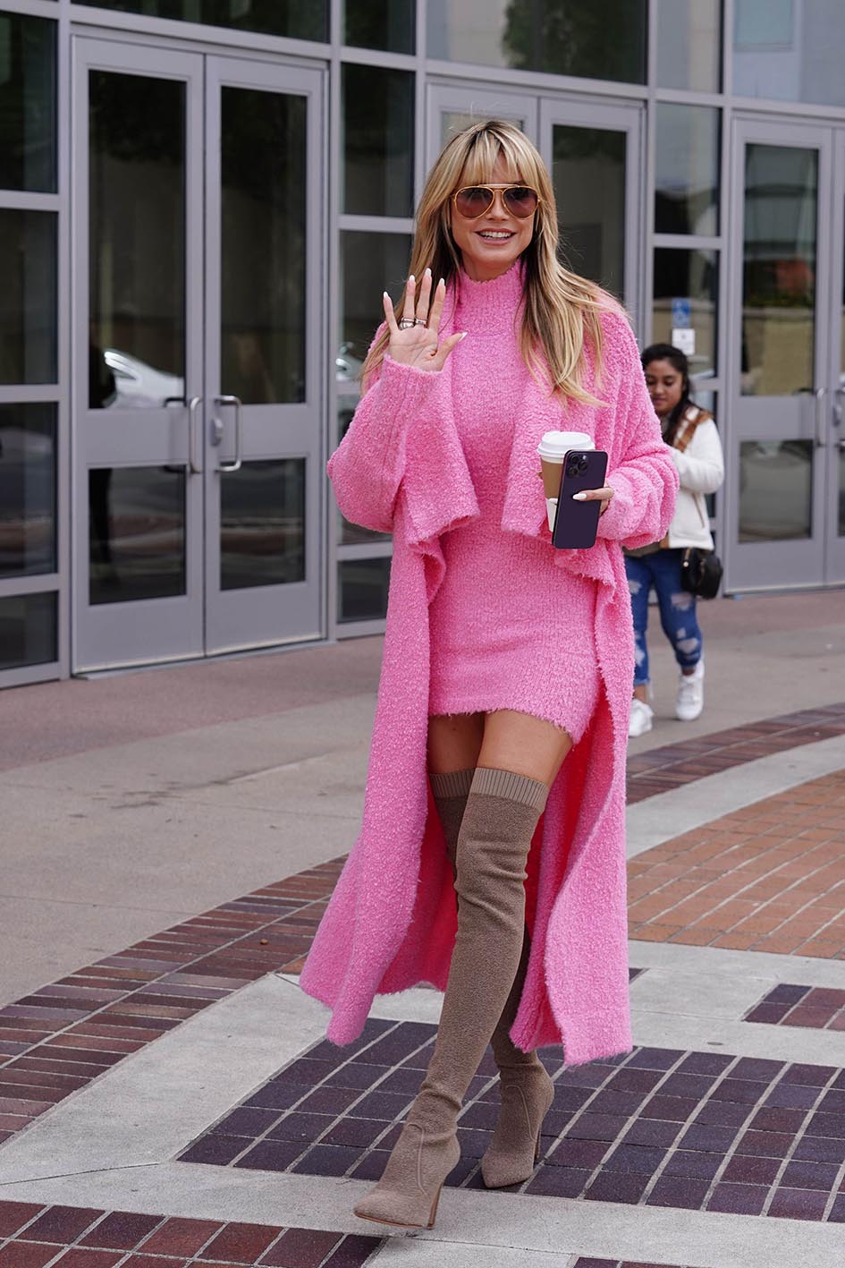 H Heidi Klum στις 30 Μαρτίου 2023 στην Pasadena της California, φορώντας ροζ σύνολο και γυαλιά aviator.