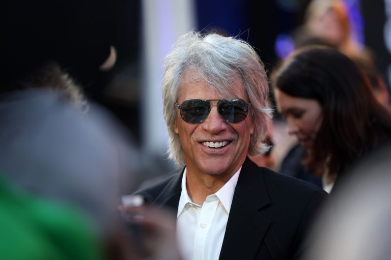 Ο Jon Bon Jovi απευθύνεται στα ΜΜΕ ενώ παρευρίσκεται στην πρεμιέρα του "Thank You, Goodnight: The Bon Jovi Story" στην Πλατεία Λέσεστερ στο Λονδίνο, 17 Απριλίου 2024