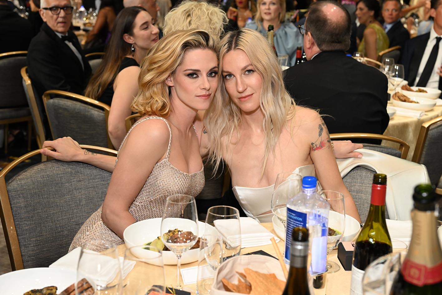 H Kristin Stewart και η Dylan Meyer με την Champagne Collet & OBC Wines καθώς γιορτάζουν τα 27α Ετήσια Βραβεία Critics Choice στο Fairmont Century Plaza στις 13 Μαρτίου 2022 στο Λος Άντζελες.