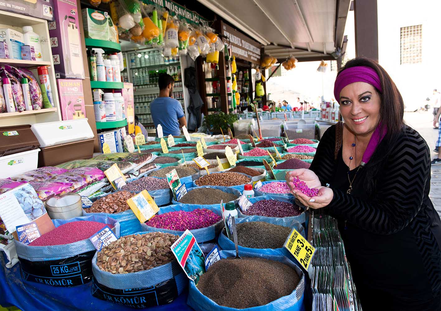 Η σεφ Μαρία Εκμεκτσίογλου κάνει βόλτα στην αγορά της Κωνσταντινούπολης.