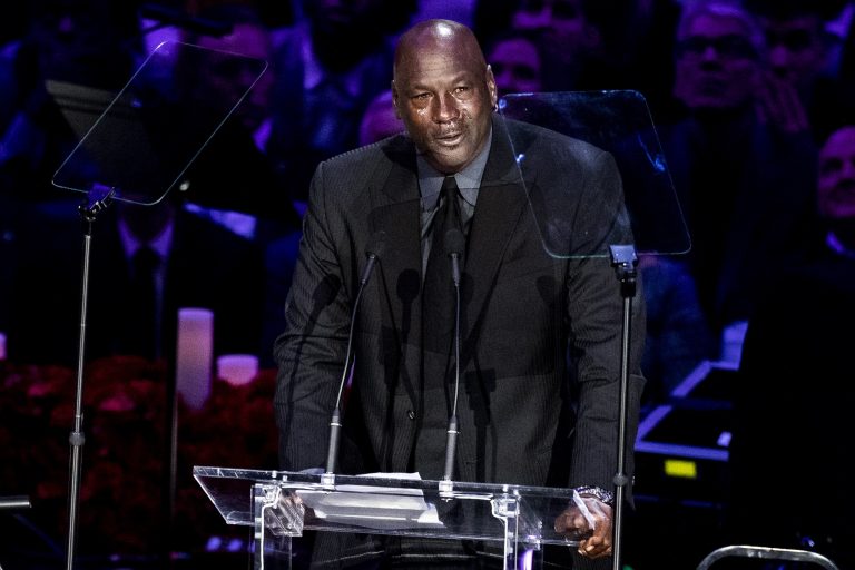 O θρύλος του NBA και μέλος του Hall of Fame, Michael Jordan, δακρύζει μιλώντας για τον Kobe Bryant και την κόρη του, Gianna στη επιμνημόσυνη τελετή "A Celebration of Life: Kobe and Gianna Bryant" στο Staple Center του Λος Άντζελες, στις 24 Φεβρουαρίου 2020