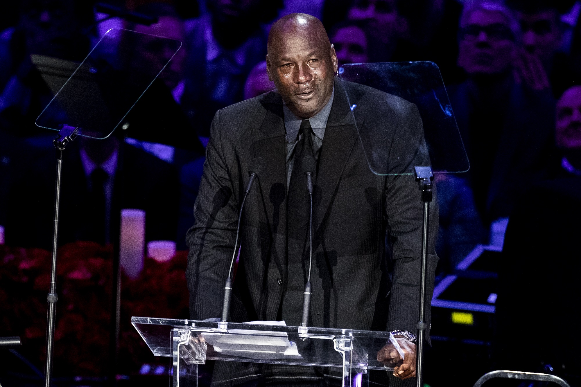 O θρύλος του NBA και μέλος του Hall of Fame, Michael Jordan, δακρύζει μιλώντας για τον Kobe Bryant και την κόρη του, Gianna στη επιμνημόσυνη τελετή "A Celebration of Life: Kobe and Gianna Bryant" στο Staple Center του Λος Άντζελες, στις 24 Φεβρουαρίου 2020