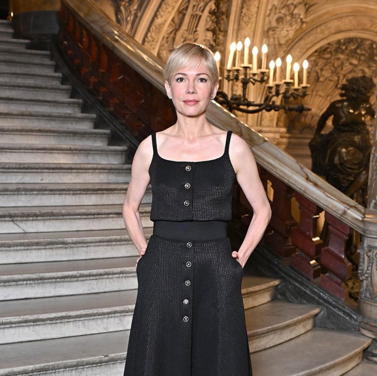 H Michelle Williams στην επίδειξη Chanel Haute Couture Φθινόπωρο/Χειμώνας 2024-2025 ως μέρος της Εβδομάδας Μόδας του Παρισιού στις 25 Ιουνίου 2024 στο Παρίσι.