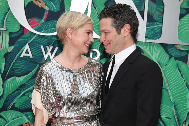 H Michelle Williams και ο σύζυγός της Thomas Kail στα 76α Tony Awards στο United Palace Theatre στη Νέα Υόρκη, στις 11 Ιουνίου 2023.