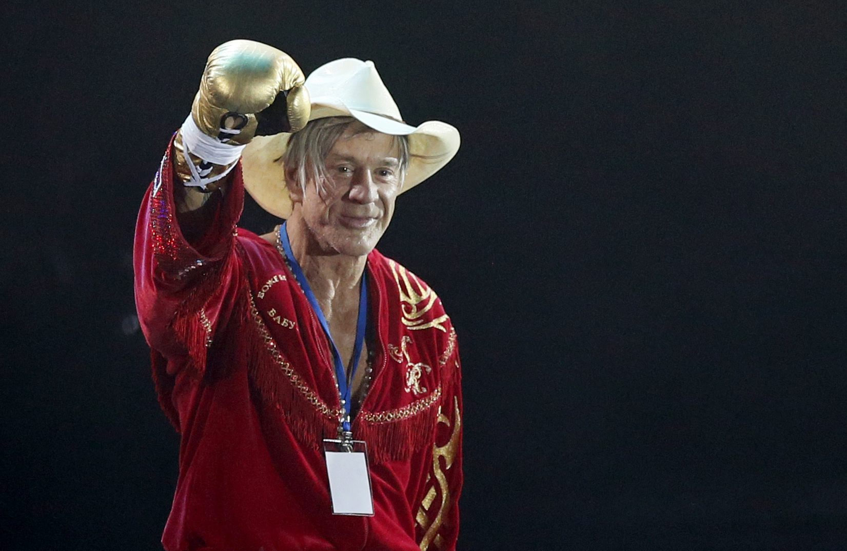 Ο Mickey Rourke φθάνει για τον αγώνα μποξ εναντίον του Αμερικανού Elliot Seymour στη Μόσχα, στις 28 Νοεμβρίου 2014.