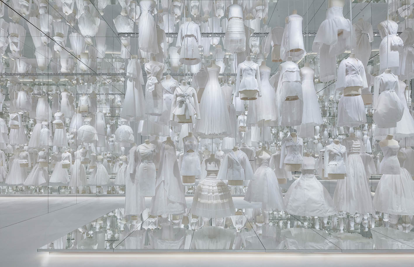 Σε λευκό χρώμα εκθεσιακά ρούχα Dior